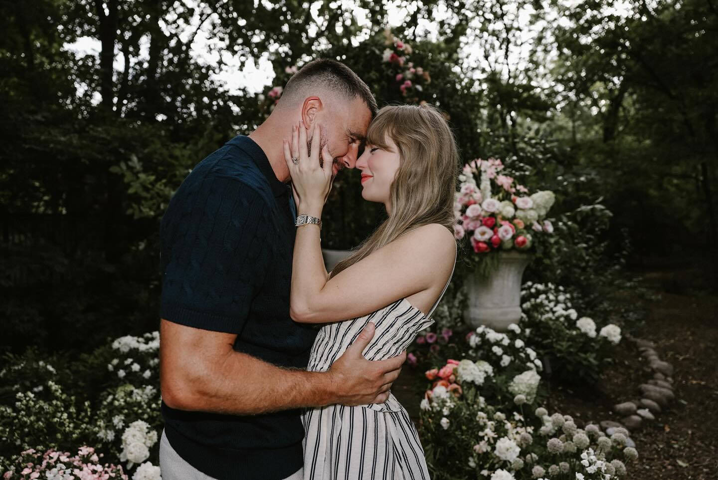 What was Taylor Swift wearing on her engagement